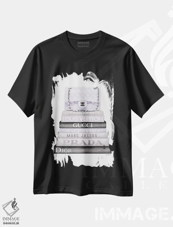تیشرت مشکی طرح دار دسته کتاب خاکستری و یاسی و کیف دوخته شده، تزئینی اثر آماندا گرینوود | فروشگاه ایماژ