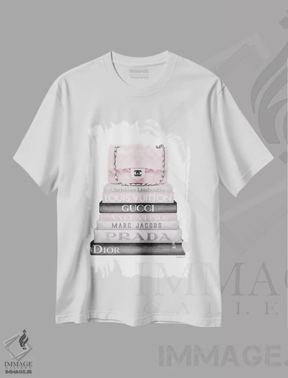 تیشرت سفید طرح دار دسته کتاب خاکستری و صورتی ملایم و کیف دوخته شده، تزئینی اثر آماندا گرینوود | فروشگاه ایماژ