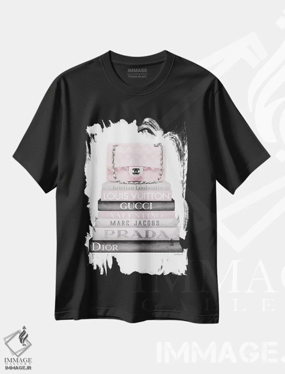 تیشرت مشکی طرح دار دسته کتاب خاکستری و صورتی ملایم و کیف دوخته شده، تزئینی اثر آماندا گرینوود | immage.ir