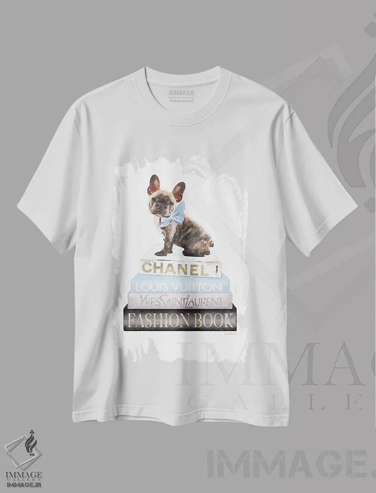تیشرت سفید طرح دار کتاب های خاکستری و آبی با فرنچ بولداگ خط دار، تزئینی اثر آماندا گرینوود | immage.ir