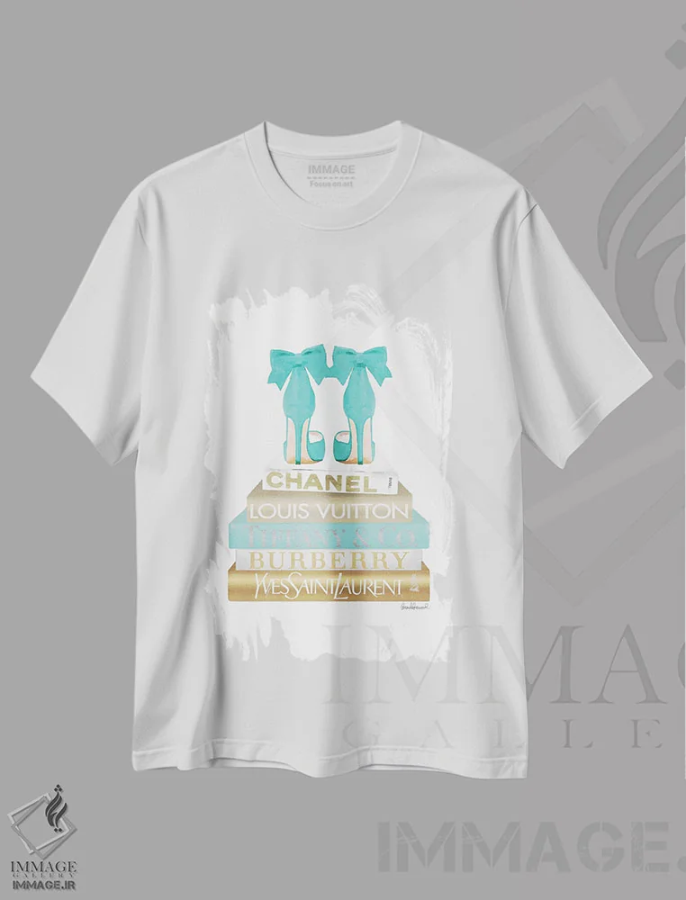 تیشرت سفید طرح دار دسته کتاب طلایی و فیروزه ای با کفش های پاپیون دار، تزئینی اثر آماندا گرینوود | immage.ir