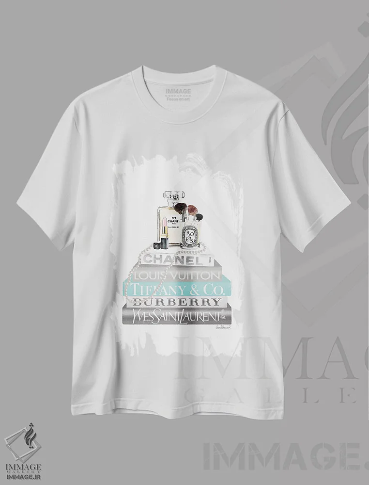 تیشرت سفید طرح دار دسته کتاب نقره ای و فیروزه ای با مروارید و عطر، تزئینی اثر آماندا گرینوود | فروشگاه ایماژ