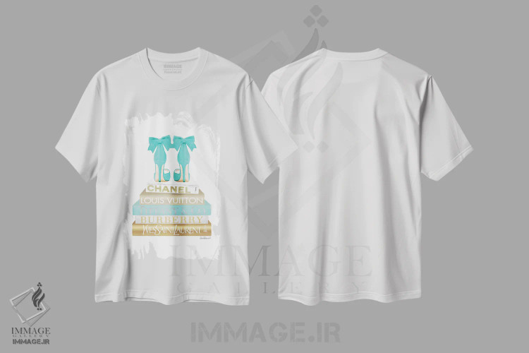 تیشرت سفید طرح دار دسته کتاب طلایی و فیروزه ای با کفش های پاپیون دار، تزئینی اثر آماندا گرینوود | immage.ir