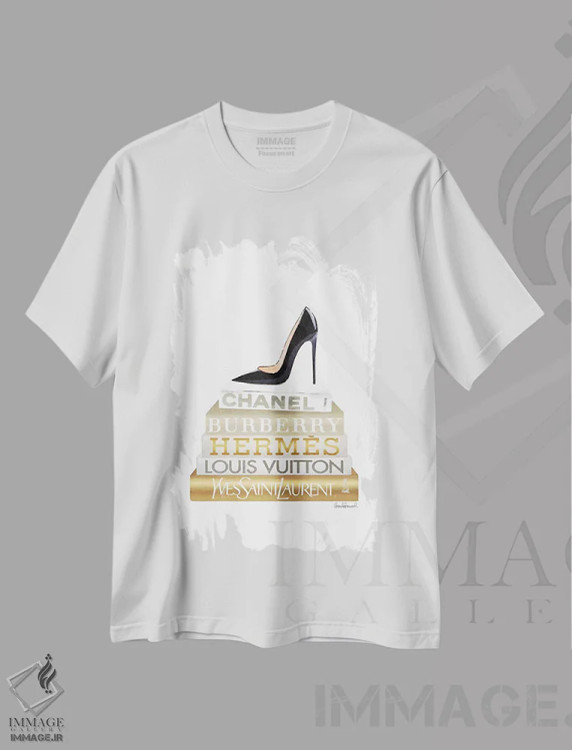 تیشرت سفید طرح دار دسته کتاب طلایی با کفش پاشنه بلند مشکی، تزئینی اثر آماندا گرینوود | فروشگاه ایماژ