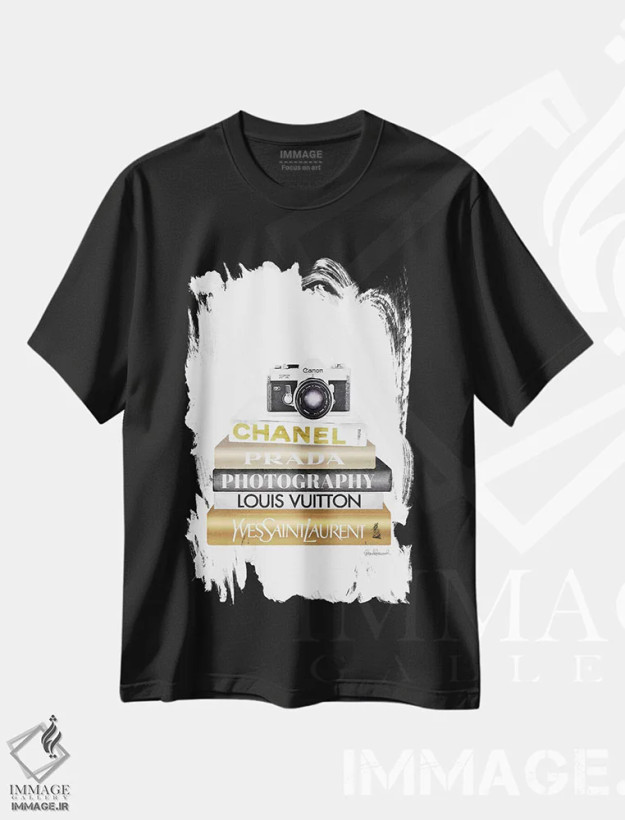 تیشرت مشکی طرح دار دسته کتاب طلایی با دوربین، تزئینی اثر آماندا گرینوود | immage.ir
