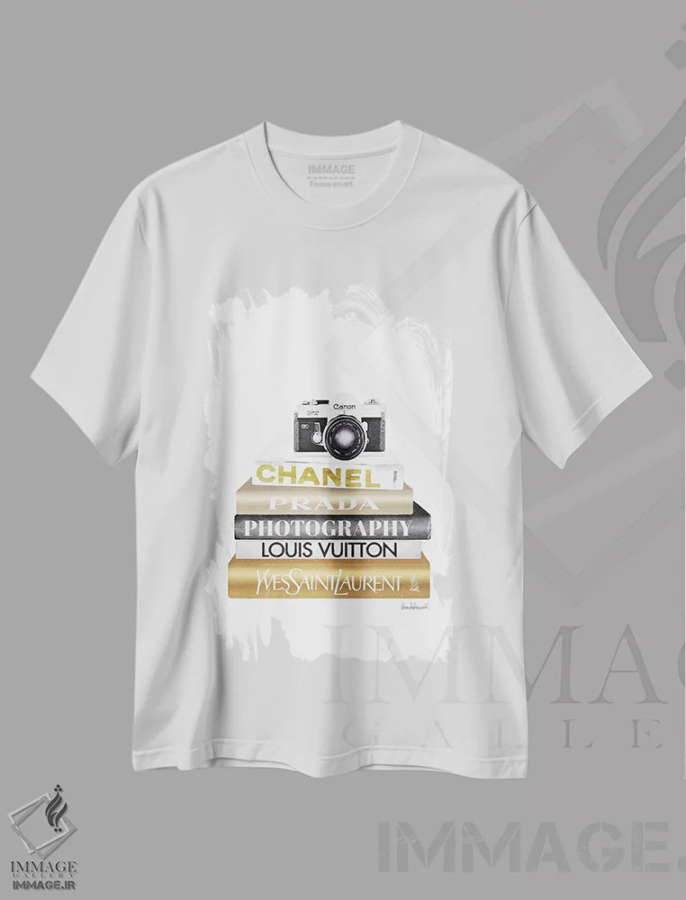 تیشرت سفید طرح دار دسته کتاب طلایی با دوربین، تزئینی اثر آماندا گرینوود | فروشگاه ایماژ