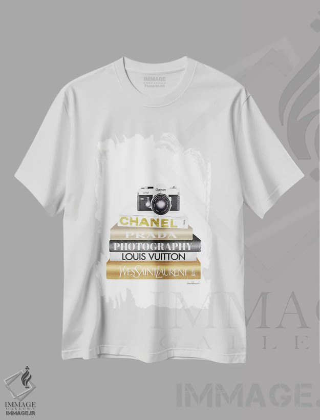 تیشرت سفید طرح دار دسته کتاب طلایی با دوربین، تزئینی اثر آماندا گرینوود | فروشگاه ایماژ
