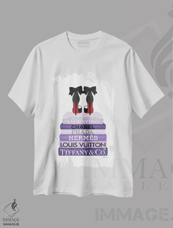 تیشرت سفید طرح دار دسته کتاب بنفش با کفش های پاشنه بلند مشکی، تزئینی اثر آماندا گرینوود | فروشگاه ایماژ