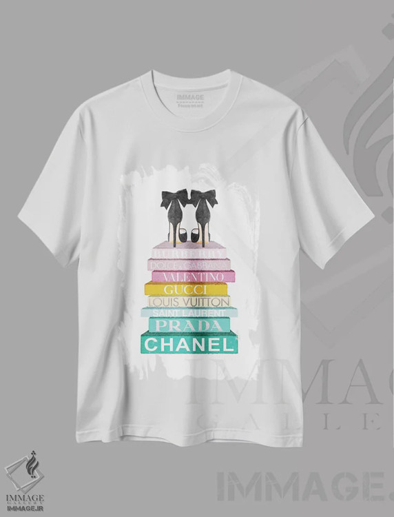 تیشرت سفید طرح دار دسته کتاب رنگین کمانی با کفش های مشکی پاپیونی، تزئینی اثر آماندا گرینوود | immage.ir