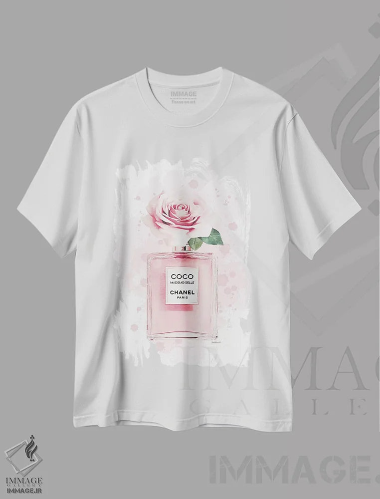 تیشرت سفید طرح دار گل رز روی عطر صورتی با پس زمینه نقاشی شده، تزئینی اثر آماندا گرینوود | immage.ir