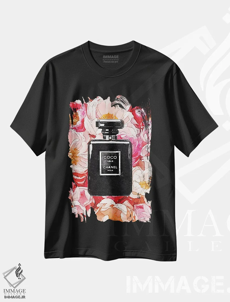 تیشرت مشکی طرح دار بطری عطر مشکی روی بستری از گل صدتومانی، تزئینی اثر آماندا گرینوود | immage.ir