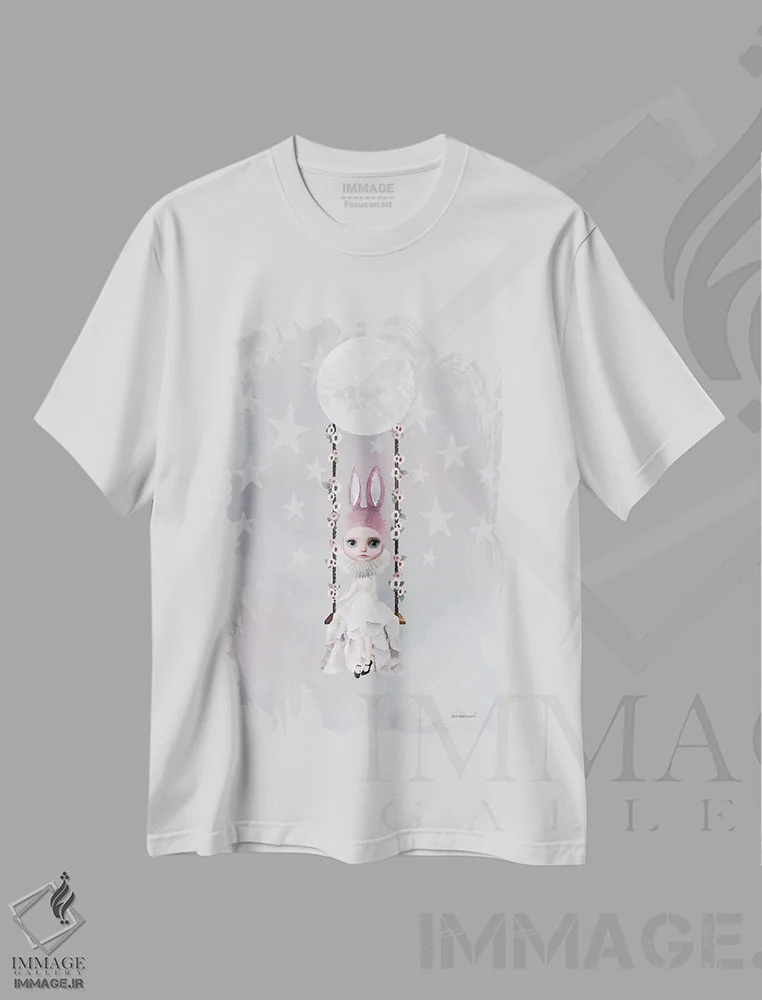 تیشرت سفید طرح دار خانم لیلی خرگوش در حال تاب خوردن از ماه، تزئینی اثر آماندا گرینوود | immage.ir