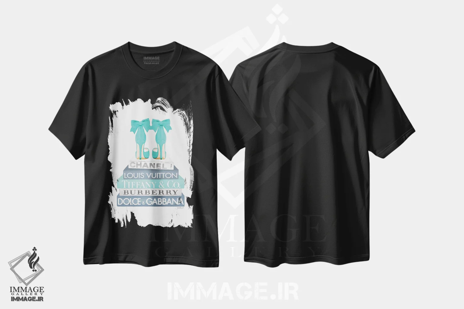 تیشرت مشکی طرح دار کتاب های مد آبی و فیروزه ای با کفش های پاپیونی، تزئینی اثر آماندا گرینوود | immage.ir