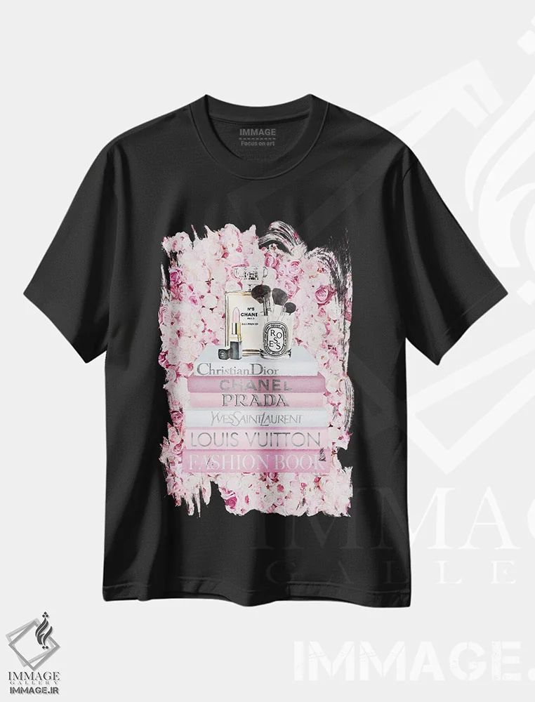 تیشرت مشکی طرح دار کتاب های مد صورتی روشن روی دیوار گل دار صورتی، تزئینی اثر آماندا گرینوود | فروشگاه ایماژ