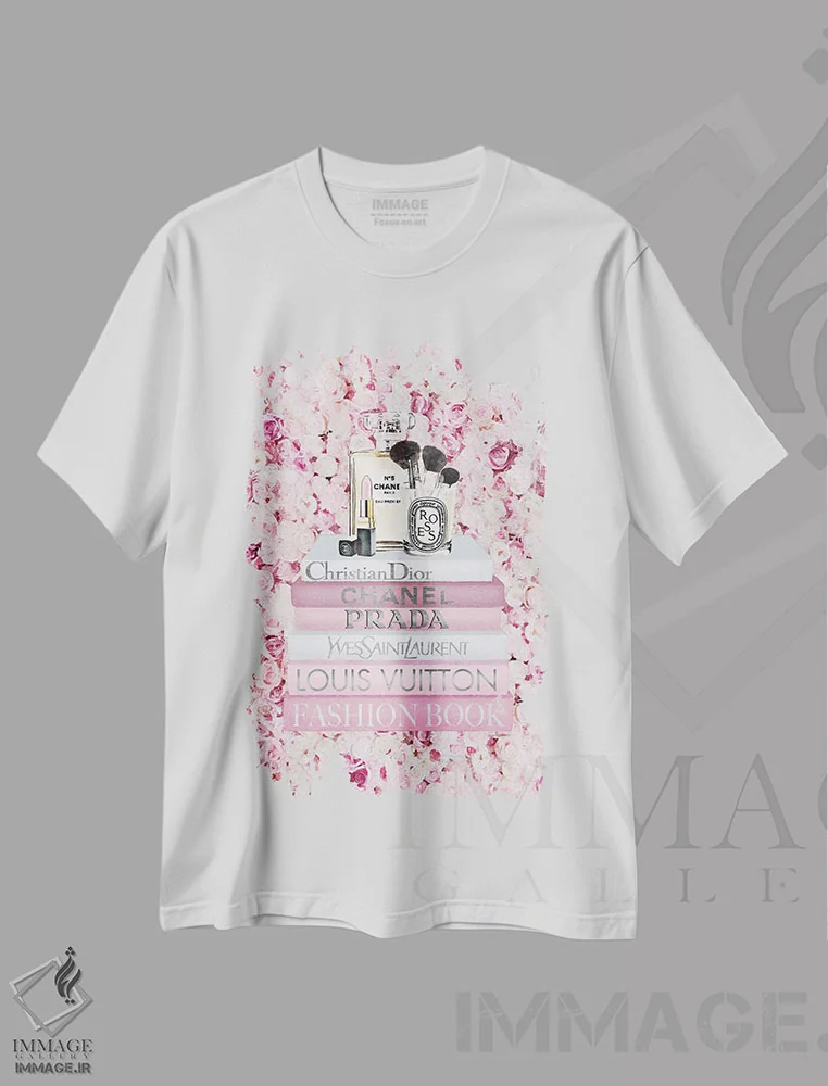 تیشرت سفید طرح دار کتاب های مد صورتی روشن روی دیوار گل دار صورتی، تزئینی اثر آماندا گرینوود | immage.ir