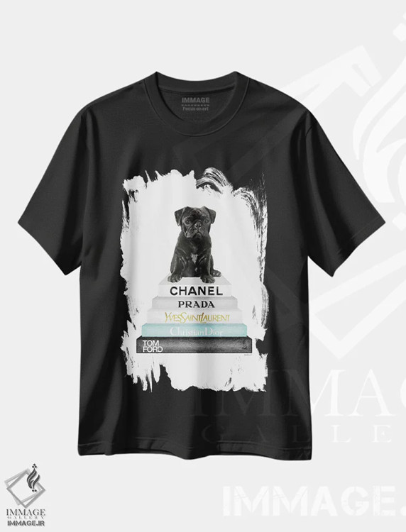 تیشرت مشکی طرح دار کتاب های مد خاکستری و فیروزه ای با سگ پاگ مشکی، تزئینی اثر آماندا گرینوود | فروشگاه ایماژ