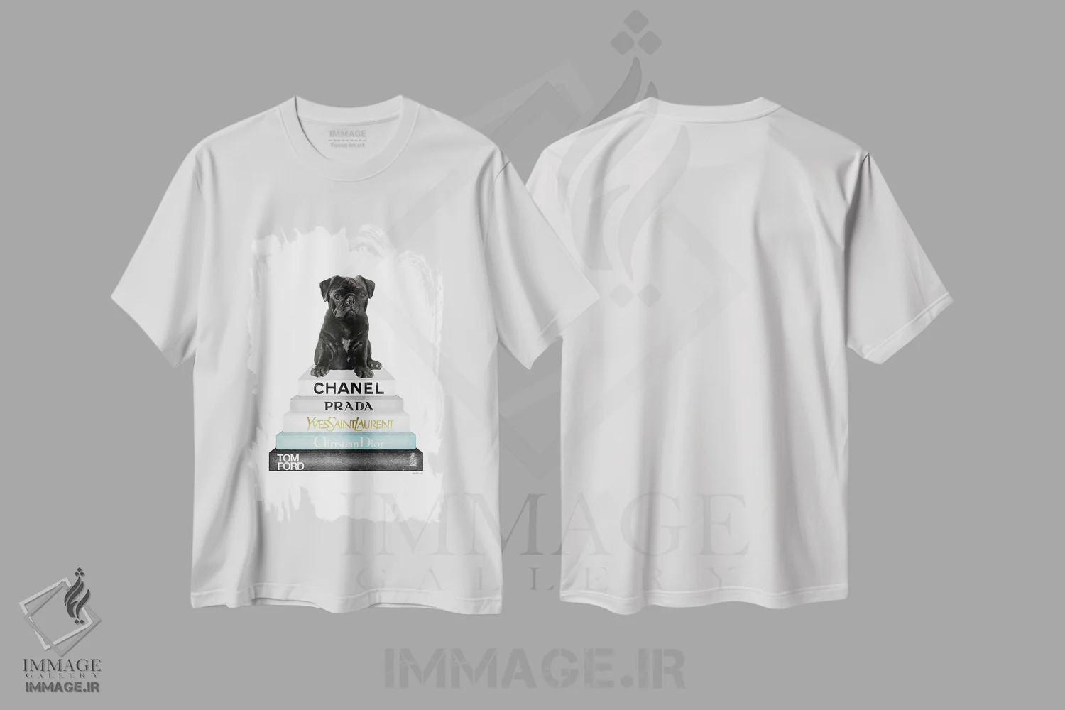 تیشرت سفید طرح دار کتاب های مد خاکستری و فیروزه ای با سگ پاگ مشکی، تزئینی اثر آماندا گرینوود | immage.ir