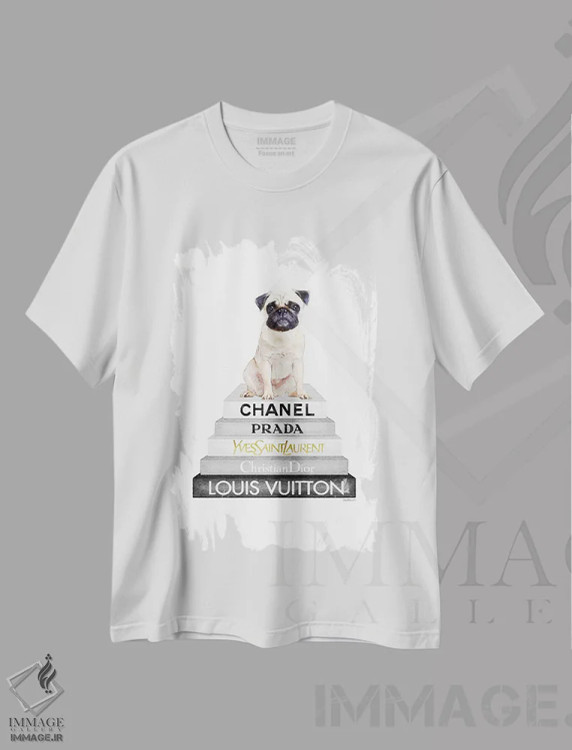 تیشرت سفید طرح دار کتاب های مد خاکستری با سگ پاگ کرم، تزئینی اثر آماندا گرینوود | immage.ir