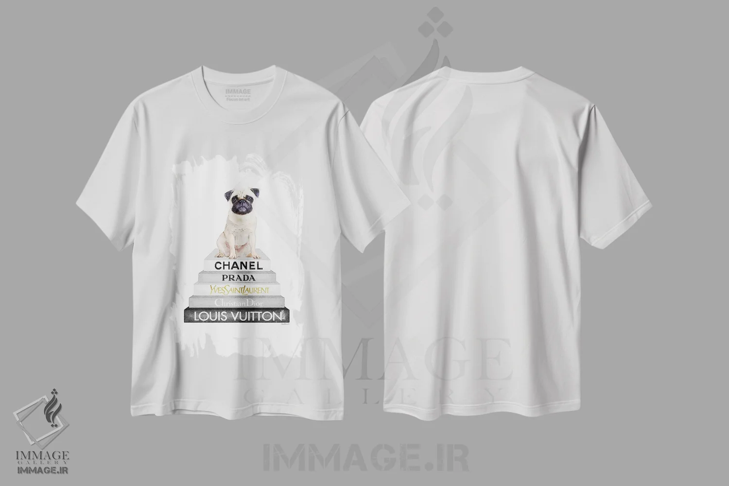 تیشرت سفید طرح دار کتاب های مد خاکستری با سگ پاگ کرم، تزئینی اثر آماندا گرینوود | immage.ir