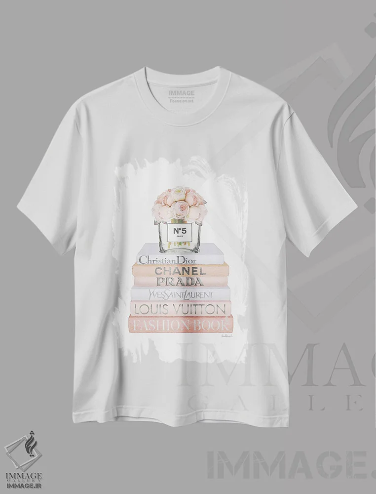 تیشرت سفید طرح دار کتاب های مد هلویی با گل رز هلویی، تزئینی اثر آماندا گرینوود | فروشگاه ایماژ