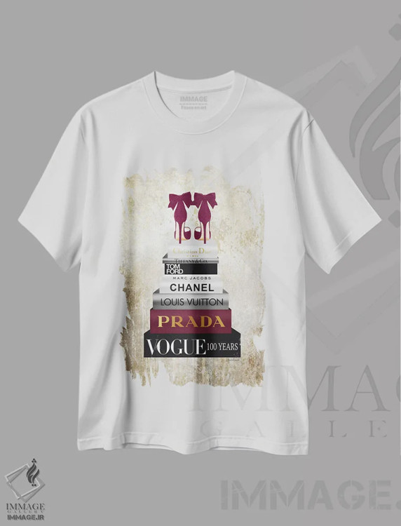 تیشرت سفید طرح دار دسته کتاب بلند با کفش زرشکی و پس زمینه طلایی، تزئینی اثر آماندا گرینوود | فروشگاه ایماژ