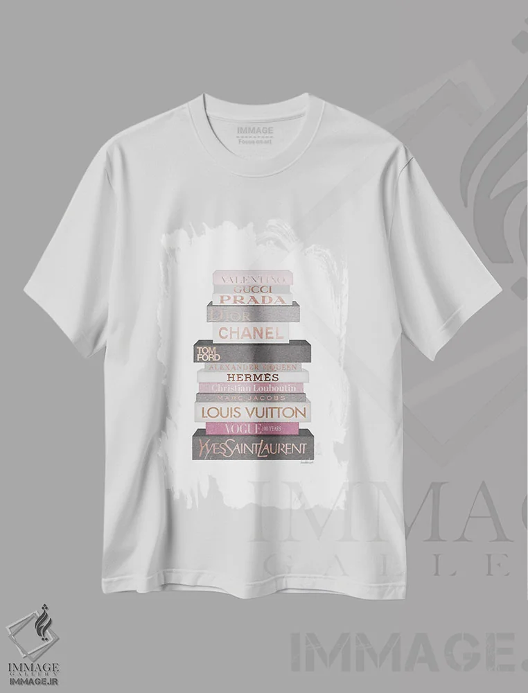 تیشرت سفید طرح دار کتاب های بلند مد خاکستری و صورتی، تزئینی اثر آماندا گرینوود | immage.ir