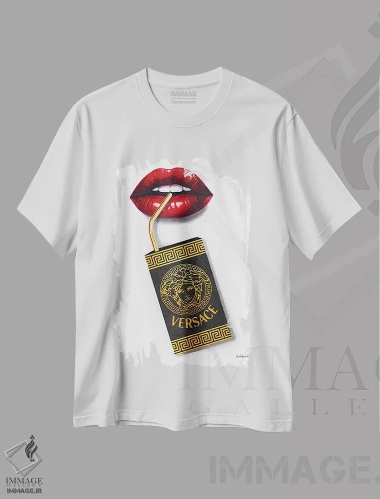 تیشرت سفید طرح دار بسته آبمیوه سیاه و طلایی، تزئینی اثر آماندا گرینوود | immage.ir