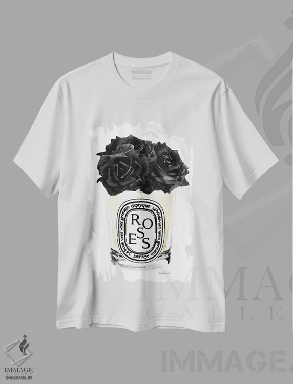 تیشرت سفید طرح دار شمع با رزهای مشکی، دکوراسیون جایگزین اثر آماندا گرینوود | immage.ir