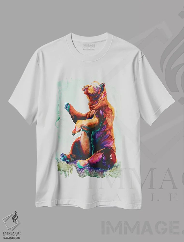 تیشرت سفید طرح دار خرس توت فرنگی، دکور کلبه و لژ اثر کالی گاریس | فروشگاه ایماژ