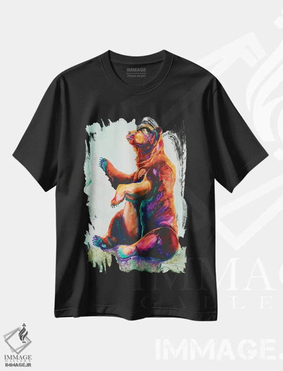 تیشرت مشکی طرح دار خرس توت فرنگی، دکور کلبه و لژ اثر کالی گاریس | immage.ir