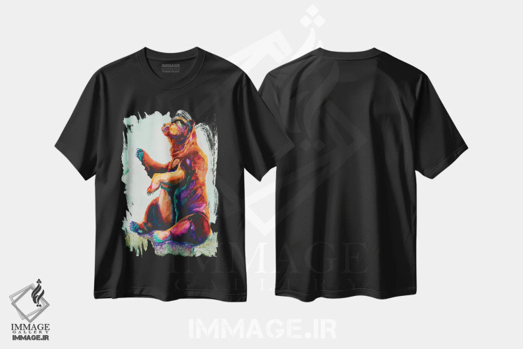 تیشرت مشکی طرح دار خرس توت فرنگی، دکور کلبه و لژ اثر کالی گاریس | immage.ir