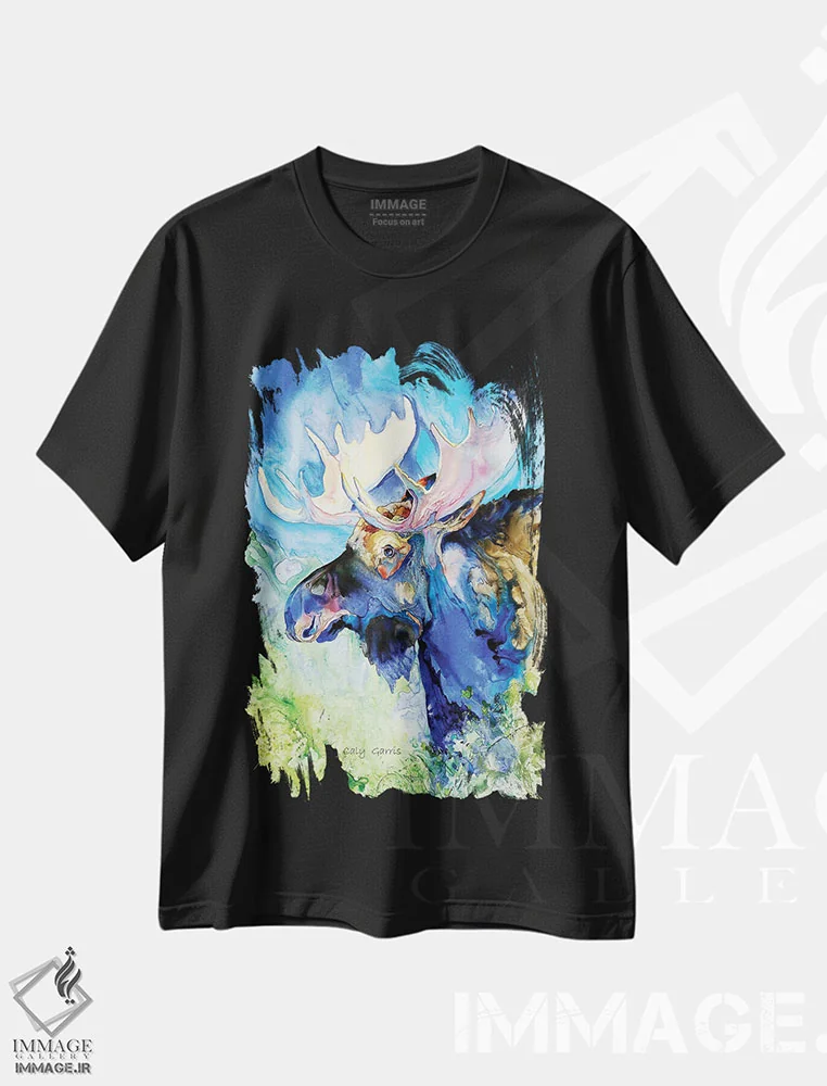 تیشرت مشکی طرح دار گوزن آبی، دکور کلبه و لژ اثر کالی گاریس | immage.ir