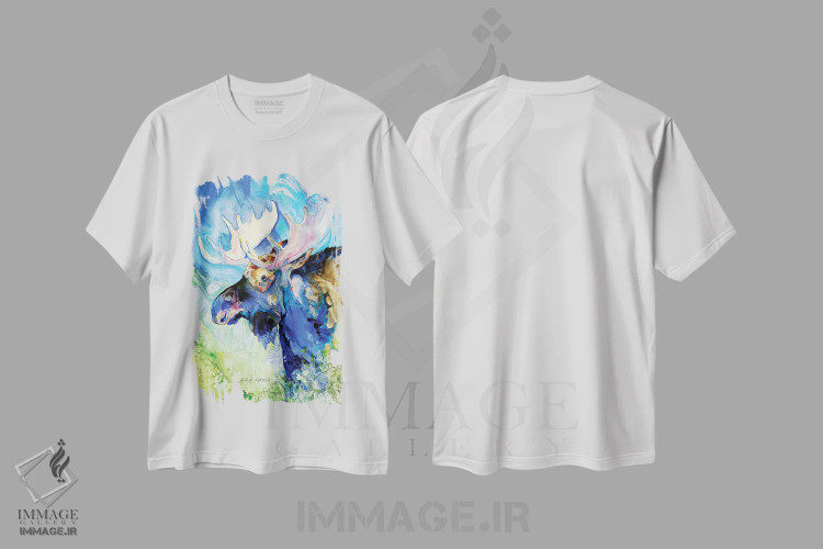 تیشرت سفید طرح دار گوزن آبی، دکور کلبه و لژ اثر کالی گاریس | فروشگاه ایماژ