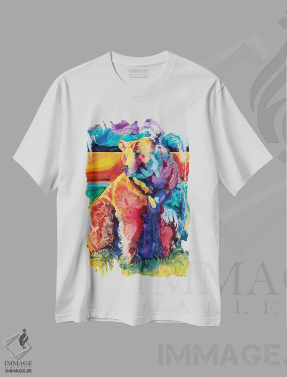 تیشرت سفید طرح دار خرس رنگین کمانی برر، دکور کلبه و لژ اثر کالی گاریس | immage.ir