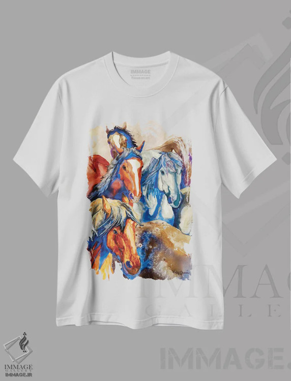 تیشرت سفید طرح دار اسب های به هم نزدیک، دکور کلبه و لژ اثر کالی گاریس | فروشگاه ایماژ