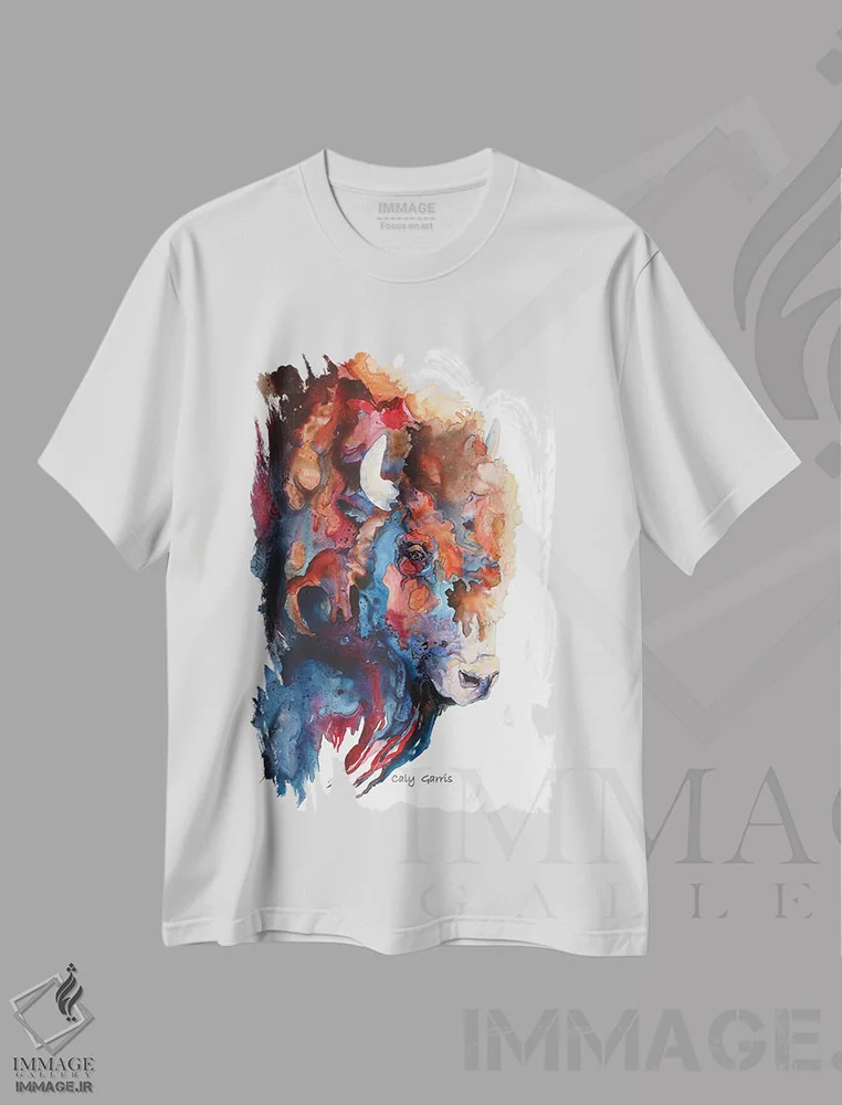 تیشرت سفید طرح دار آمریکانا، دکور کلبه و لژ اثر کالی گاریس | فروشگاه ایماژ