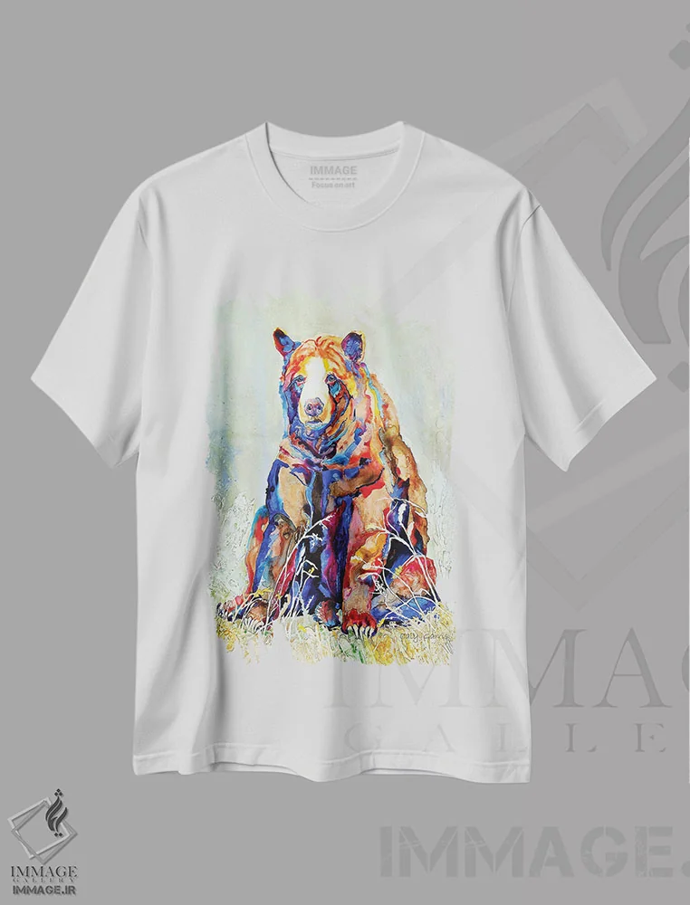 تیشرت سفید طرح دار نیا، دکور کلبه و لژ اثر کالی گاریس | فروشگاه ایماژ