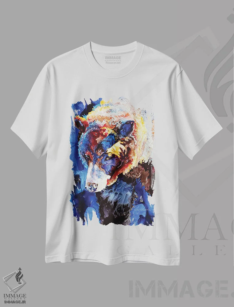 تیشرت سفید طرح دار خرسی ماهی گیر، دکور کلبه و لژ اثر کالی گاریس | فروشگاه ایماژ