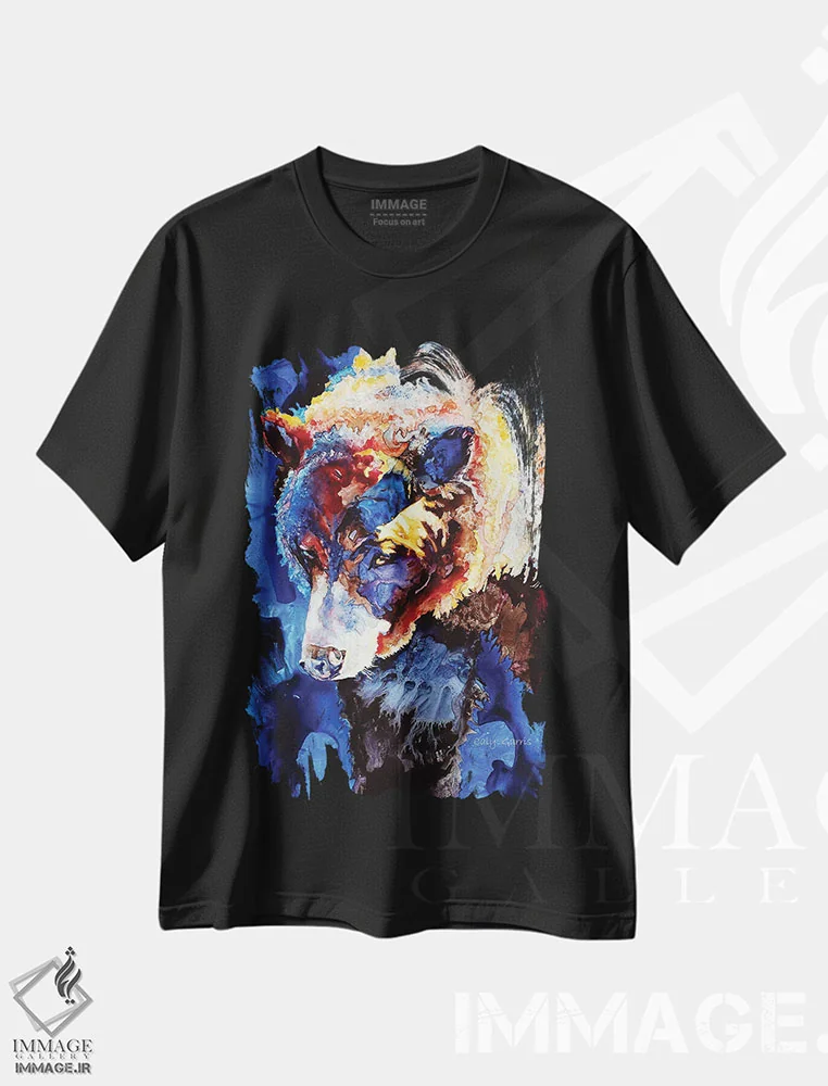 تیشرت مشکی طرح دار خرسی ماهی گیر، دکور کلبه و لژ اثر کالی گاریس | immage.ir