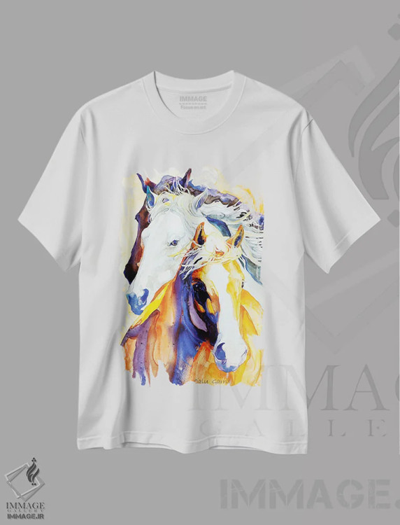 تیشرت سفید طرح دار دنبال من بیا، دکور کلبه و لژ اثر کالی گاریس | immage.ir