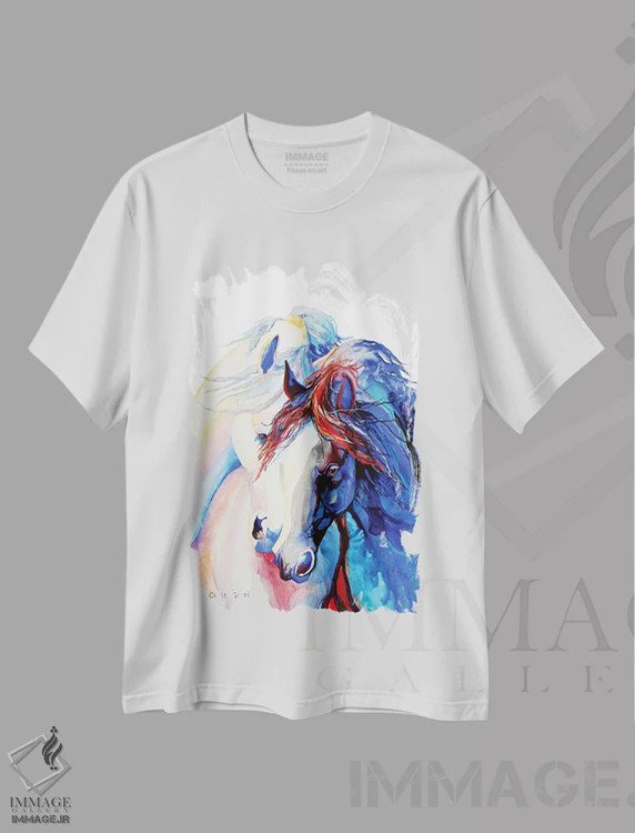 تیشرت سفید طرح دار دوستان و عشاق، دکور کلبه و لژ اثر کالی گاریس | immage.ir