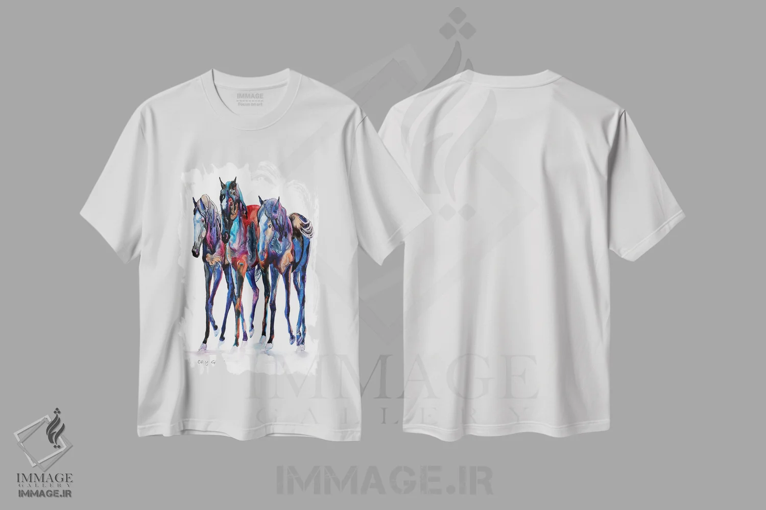 تیشرت سفید طرح دار مادیان های خانه سرگرمی، دکور کلبه و لژ اثر کالی گاریس | immage.ir