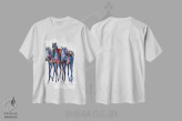 تیشرت سفید طرح دار مادیان های خانه سرگرمی، دکور کلبه و لژ اثر کالی گاریس | immage.ir