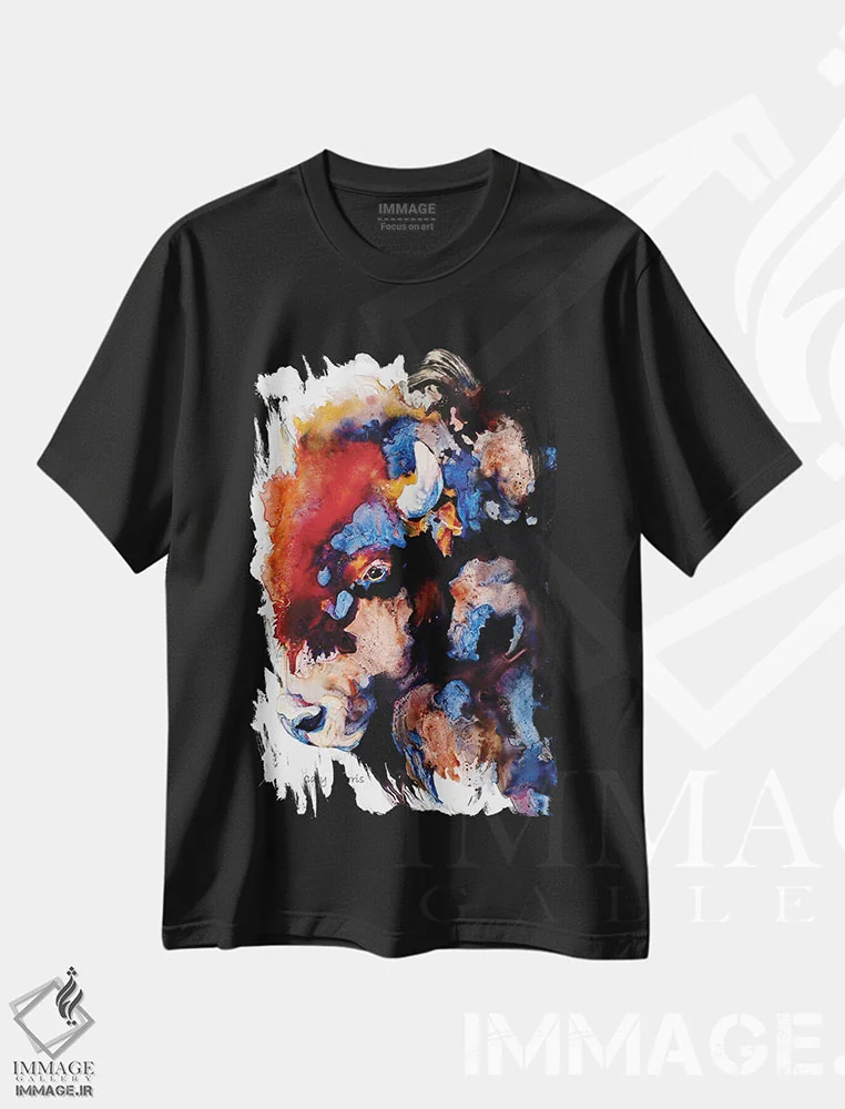 تیشرت مشکی طرح دار میراث، دکور کلبه و لژ اثر کالی گاریس | immage.ir