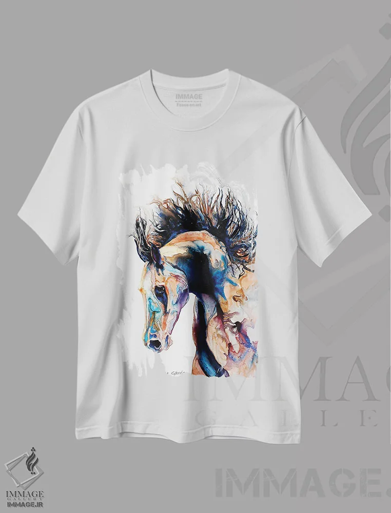 تیشرت سفید طرح دار رویداد اصلی، دکور کلبه و لژ اثر کالی گاریس | فروشگاه ایماژ