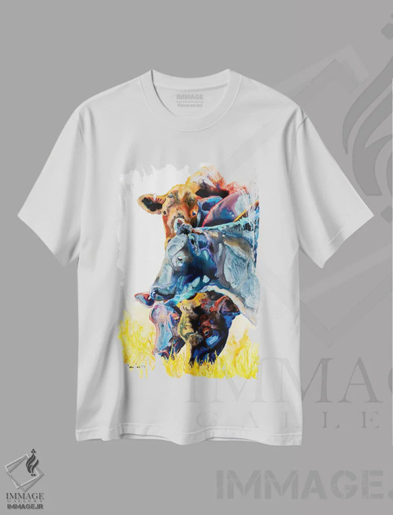 تیشرت سفید طرح دار گاوهای صدادار بانشاط، دکور کلبه و لژ اثر کالی گاریس | immage.ir