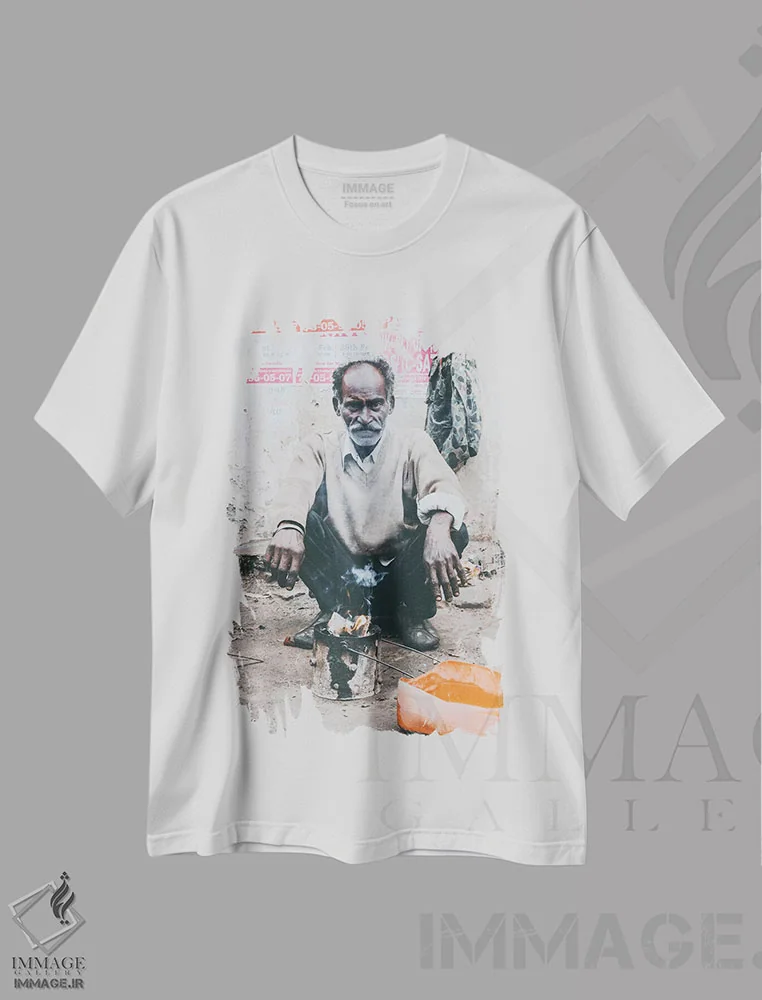 تیشرت سفید طرح دار لاکنو، هند III، عکاسی فیگوراتیو اثر لوک آنتونی گرم | فروشگاه ایماژ