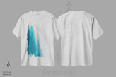 تیشرت سفید طرح دار تغییر رنگ اقیانوس، سواحل از نمای بالا اثر لوک آنتونی گرم | immage.ir