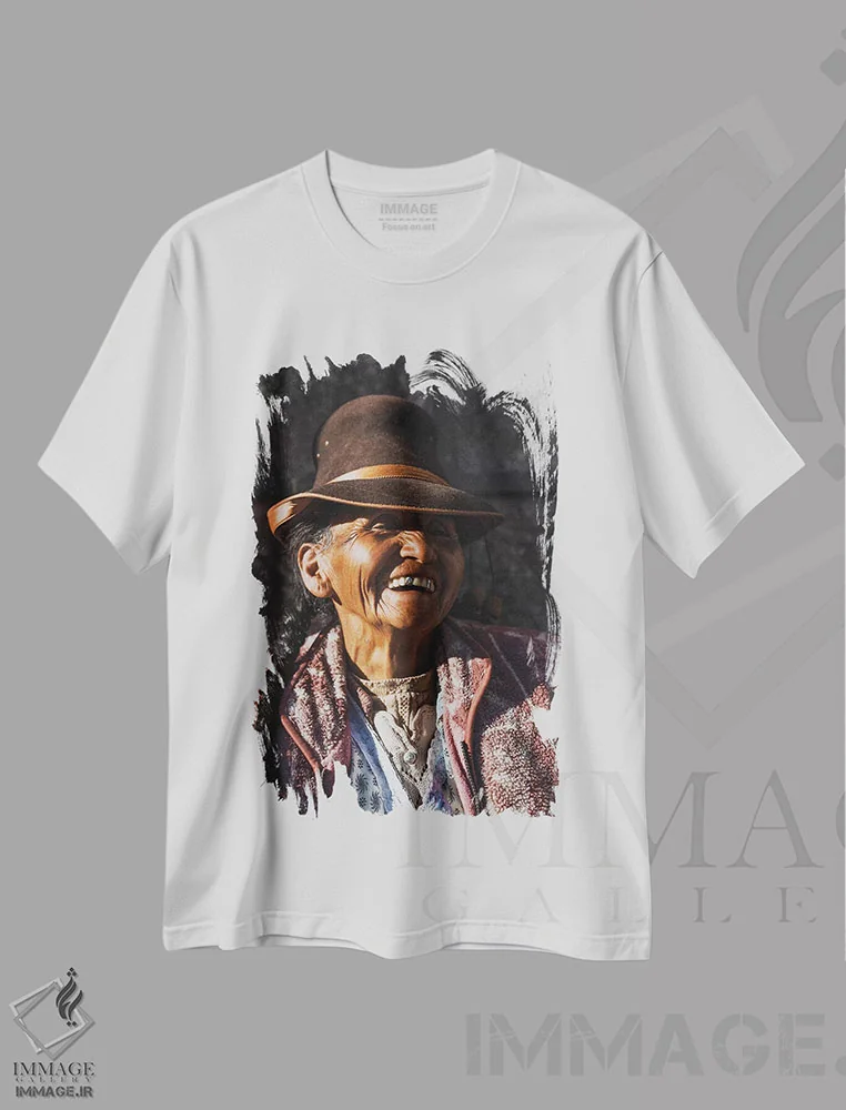 تیشرت سفید طرح دار تاجر پرویی، عکاسی فیگوراتیو اثر لوک آنتونی گرم | فروشگاه ایماژ