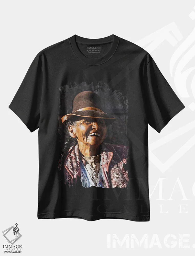 تیشرت مشکی طرح دار تاجر پرویی، عکاسی فیگوراتیو اثر لوک آنتونی گرم | immage.ir